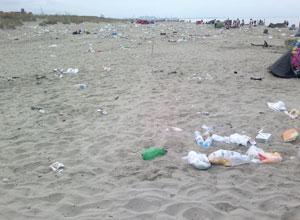 L'ultima volta danni a sdraio e ombrelloni e una marea di rifiuti