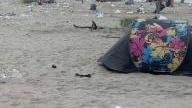 Tende e rifiuti dopo l’ultima spiaggiata al Calambrone