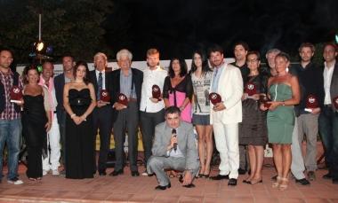 Foto di gruppo di premiati e protagonisti delle serate alla Buca del Gatto 