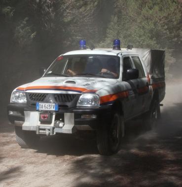 Un mezzo della protezione civile con dietro un carrello appendice