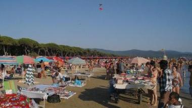 <b>MERCATO ABUSIVO </b>Lungo la costa sud di Follonica