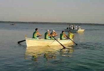 <b>SULLA LAGUNA.</b> Un momento del Palio di Orbetello e del corteo storico 