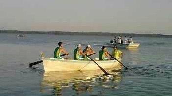 <b>SULLA LAGUNA.</b> Un momento del Palio di Orbetello e del corteo storico