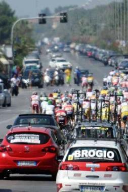 Le ammiraglie seguono la corsa 