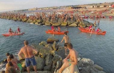 Gran tifo al palio dei bagnini per la festa d'estate