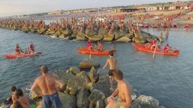 Gran tifo al palio dei bagnini per la festa d'estate