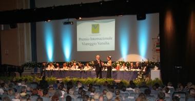 Una serata del Premio Viareggio: levento letterario resta al centro di polemiche 