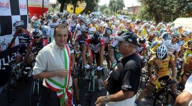 A sinistra la partenza del decimo memorial Pigoni-Coli; al via il consigliere comunale Alessandro Balloni 