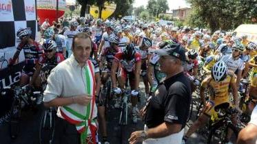 A sinistra la partenza del decimo memorial Pigoni-Coli; al via il consigliere comunale Alessandro Balloni
