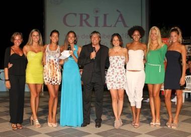 Sotto foto di gruppo per le miss delle scorse edizioni con il presentatore Alby 