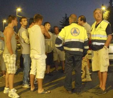 Volontari e abitanti della zona dopo lincendio 