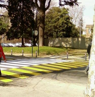 Il passaggio pedonale rialzato in viale Cavour   