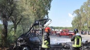 A destra i vigili del fuoco durante l’intervento sul camper andato a fuoco
