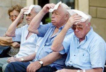 <strong>MALORI.</strong> Anziani alle prese con l’afa. A sinistra il Pronto soccorso