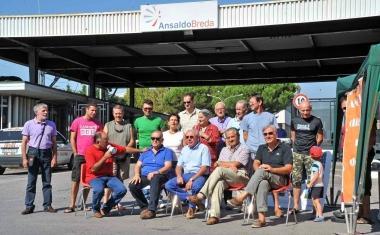 Presidianti in posa davanti al gazebo che per 15 giorni ha sostato davanti alla sede 