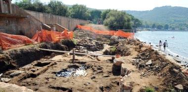 Ancora allopera nellarea vicino alla fontana ci sono esperti della Soprintendenza archeologica Toscana e delluniversit&agrave; di Siena; a destra gli scheletri coperti 
