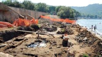 Ancora all’opera nell’area vicino alla fontana ci sono esperti della Soprintendenza archeologica Toscana e dell’università di Siena; a destra gli scheletri coperti