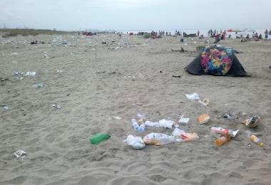 Rifiuti lasciati sull’arenile dopo una festa con migliaia di giovani
