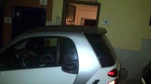 Esposto contro l'auto in sosta