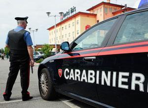 Si barricano in casa per sfuggire al vicino