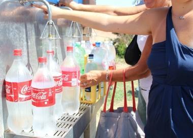 Alla fontanella Asa dei Tre Ponti c&egrave; la fila per riempire le bottiglie 
