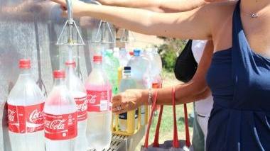 Alla fontanella Asa dei Tre Ponti c’è la fila per riempire le bottiglie