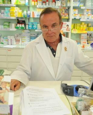 Il dott. Angrisani della farmacia Raffo 