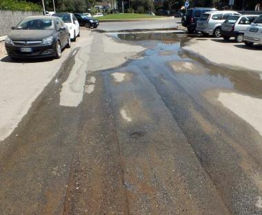 Un fiume scorre in via del Faro