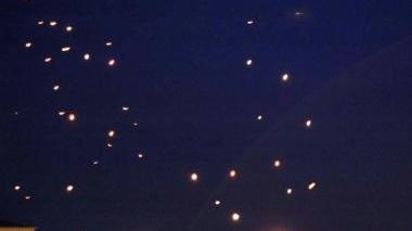 Migliaia di persone domenica hanno fatto volare la propria lanterna luminosa