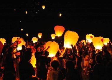 Migliaia di persone in piazza Bovio per la serata delle lanterne volanti
