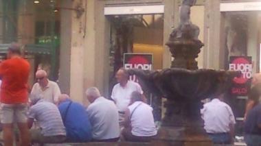  «BACCHINO DEGRADATO». Tutti seduti ai bordi della fontana del Bacchino per cercare ...