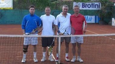 <b>TENNIS.</b> Alcuni dei partecipanti al “La Barca”