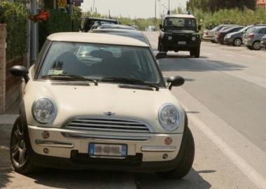 In alto unauto parcheggiata sul marciapiede a Vada Per lex Cdf manca un piano della sosta appropriato alle esigenze del paese 
