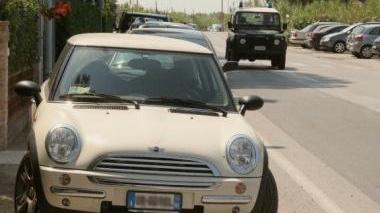 In alto un’auto parcheggiata sul marciapiede a Vada Per l’ex Cdf manca un piano della sosta appropriato alle esigenze del paese