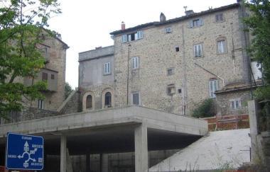 <b>VIA CIRCONVALLAZIONE NORD.</b> Ledificio oggetto delle polemiche 