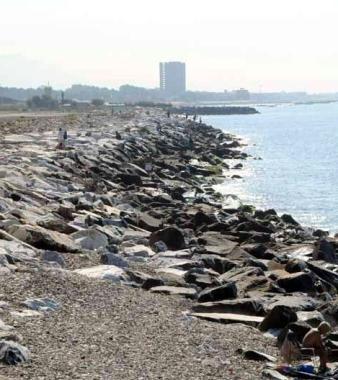 La zona in cui dovrebbe sorgere il porto turistico   