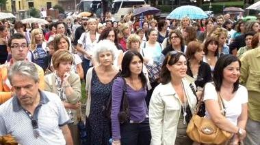 Il provveditore Francesco Mauro e a destra una manifestazione di insegnanti e sindacati contro i tagli