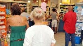 Gente in fila in farmacia