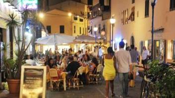 I locali con tavoli e sedie all’aperto lungo via Marconi