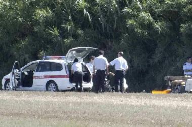 Alcuni poliziotti della municipale durante lo sgombero del campo a Cisanello