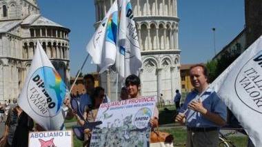 Flash mob sotto la Torre Italia dei valori contro i costi della politica