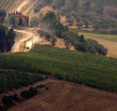 A sinistra una veduta delle colline pisane ricche di casolari che dovevano diventare strutture turistiche-commerciali. Nellaltra foto lesterno del palazzo di giustizia di Pisa 