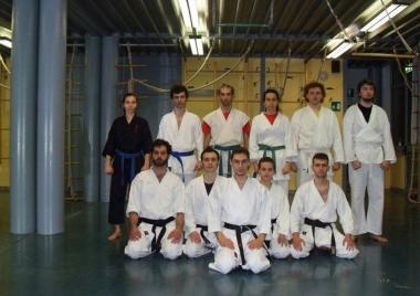 <b>KARATE</b> Il maestro Giuliano (davanti) con un gruppo di allievi     