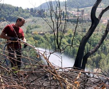 I vigili del fuoco spengono le fiamme  