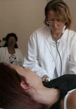 <b>VISITE.</b> Un medico con un paziente     