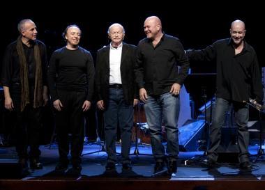 <b>FOTO DI GRUPPO.</b> Gino Paoli con i suoi musicisti 