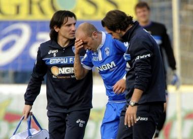 Il bomber azzurro Claudio Coralli soccorso dal massaggiatore Capaccioli e dal dottor Morelli 