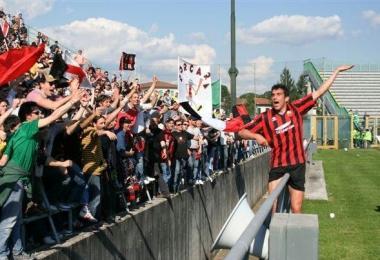 <b>IL SUPERGOL.</b> Taddeucci dopo la rete al Prato che suggella la promozione nellex C1 