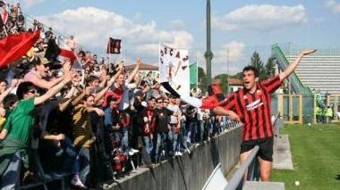 <b>IL SUPERGOL.</b> Taddeucci dopo la rete al Prato che suggella la promozione nell’ex C1