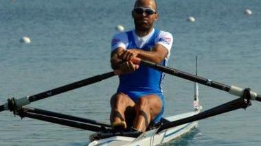 Lorenzo Bertini impegnato col suo armo in un allenamento sul fiume Arno